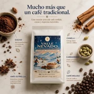 Café Valle Nevado Andes Tea 250 g junto a una taza de café caliente en un refugio de montaña, café molido con cacao, canela, cardamomo y anís estrella.